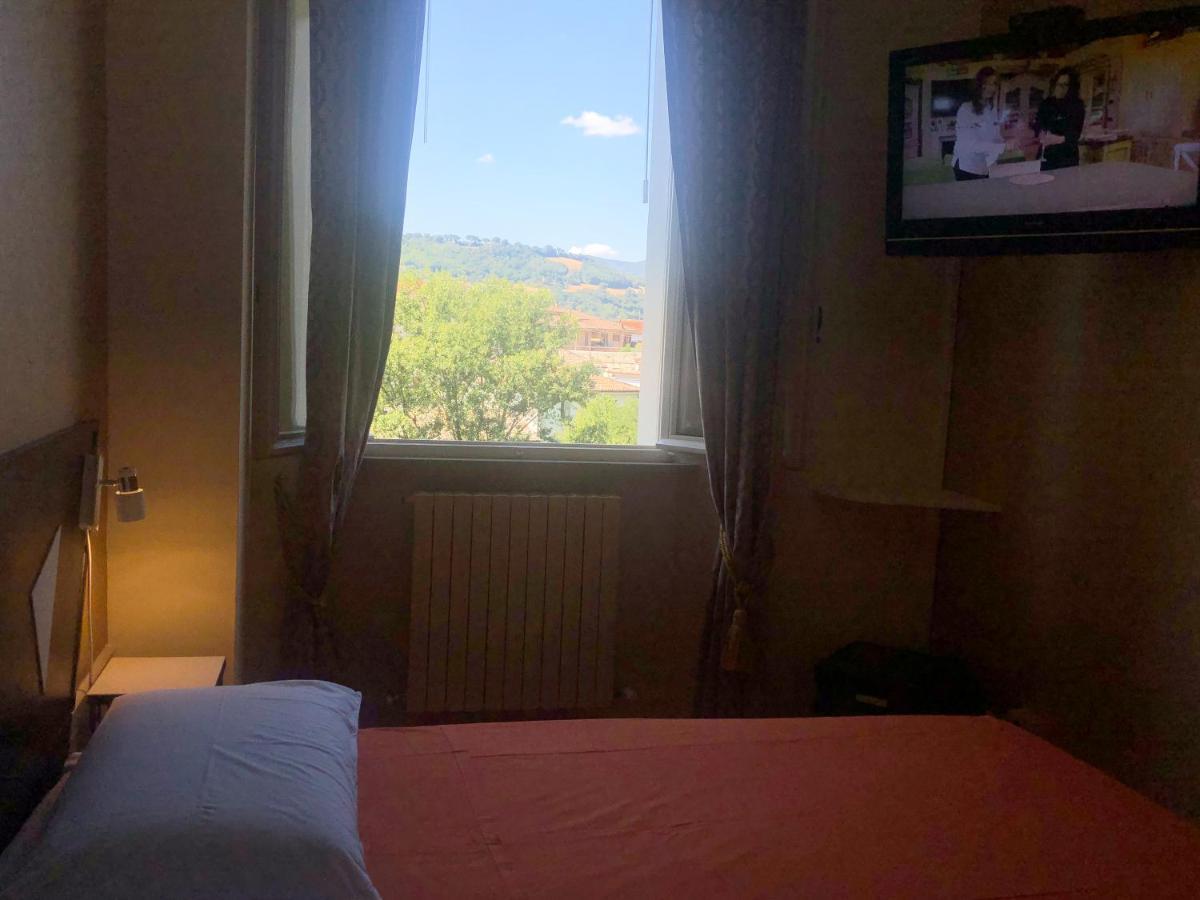 La Finestra Sul Fiume Bed & Breakfast Fossombrone Exterior photo