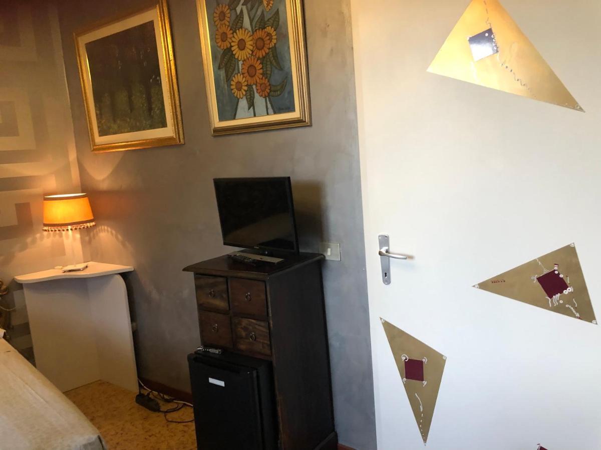 La Finestra Sul Fiume Bed & Breakfast Fossombrone Exterior photo