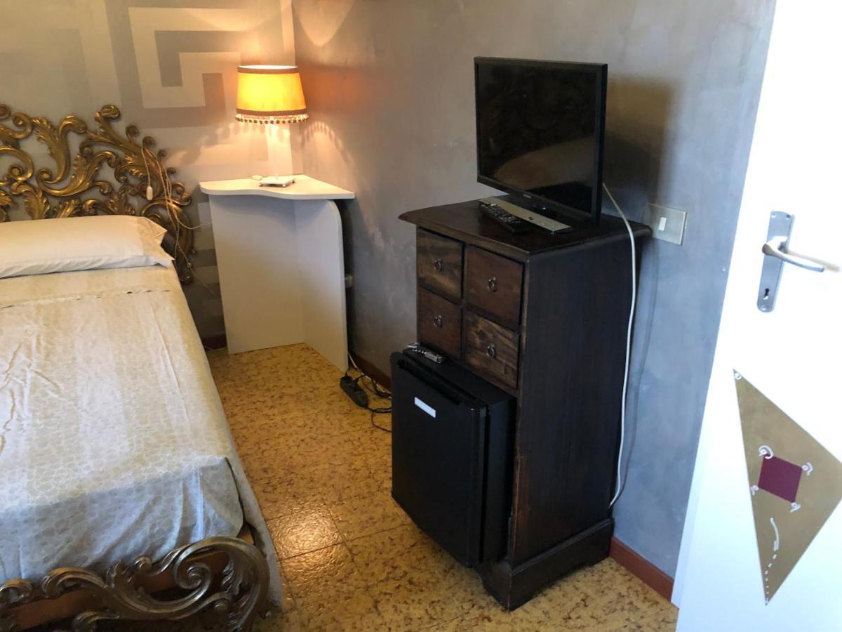 La Finestra Sul Fiume Bed & Breakfast Fossombrone Exterior photo
