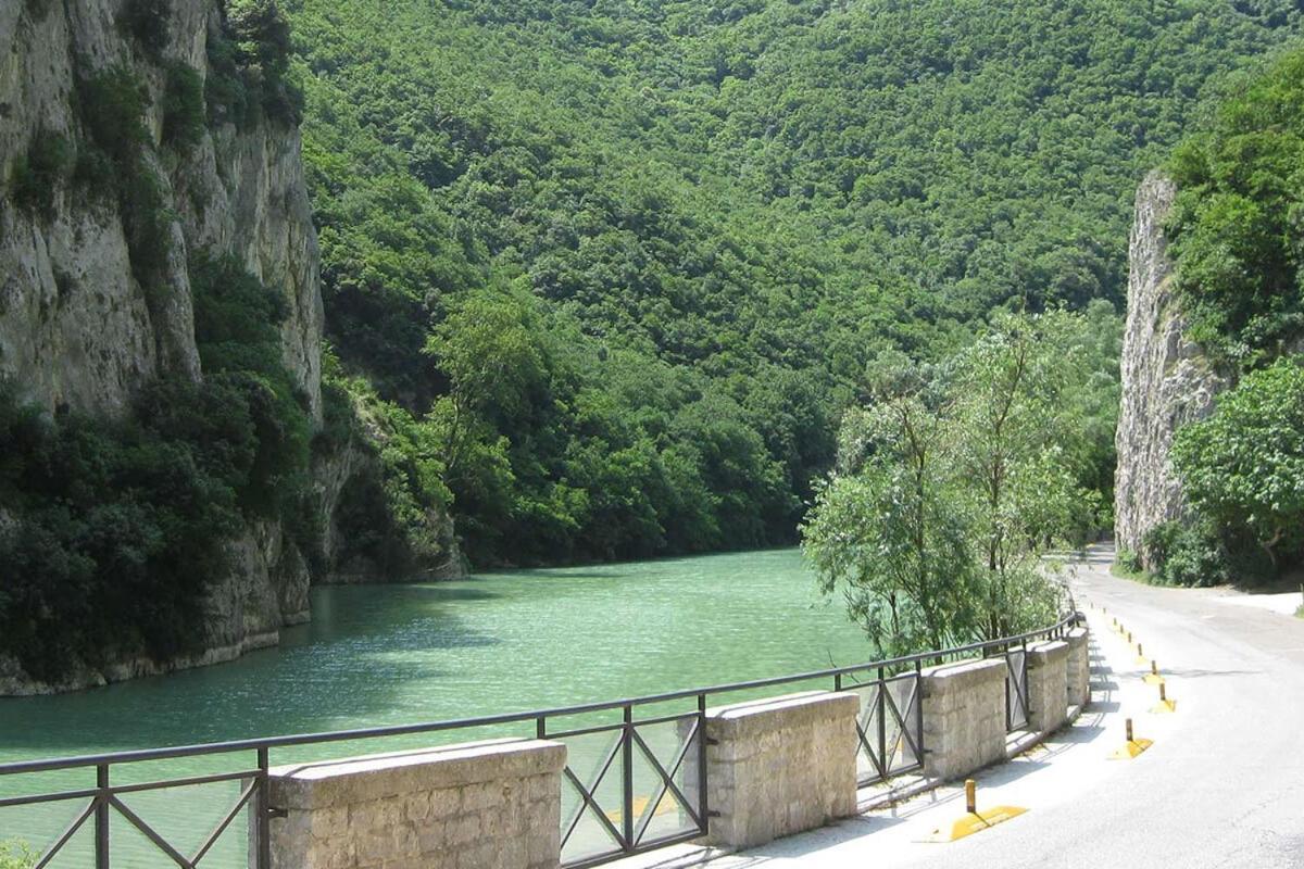 La Finestra Sul Fiume Bed & Breakfast Fossombrone Exterior photo